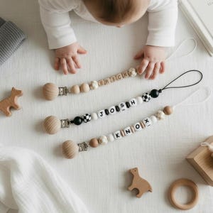 Personlig nappklämma med rutig flagga | Bebisnamn | Personlig babypresent | Babyshower | Nyföddpresent | Brun rutig