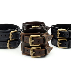 Puede incluir: Tres pulseras de cuero con hebillas dobles. Una pulsera es de cuero negro, otra de cuero marr&oacute;n y la &uacute;ltima de cuero marr&oacute;n oscuro.