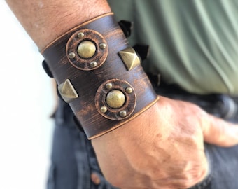 Bracciale rigido in pelle marrone anticata fatto a mano, gioielli da uomo regolabili
