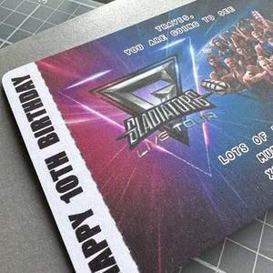 K&ouml;nnte beinhalten: Ein Geburtstagsticket mit einem Farbverlauf aus Blau, Lila und Rot. Auf dem Ticket steht "HAPPY 10TH BIRTHDAY" und "TRAVIS, YOU ARE GOING TO SEE GLADIATORS LIVE TOUR". Das Gladiators-Logo ist deutlich zu sehen.