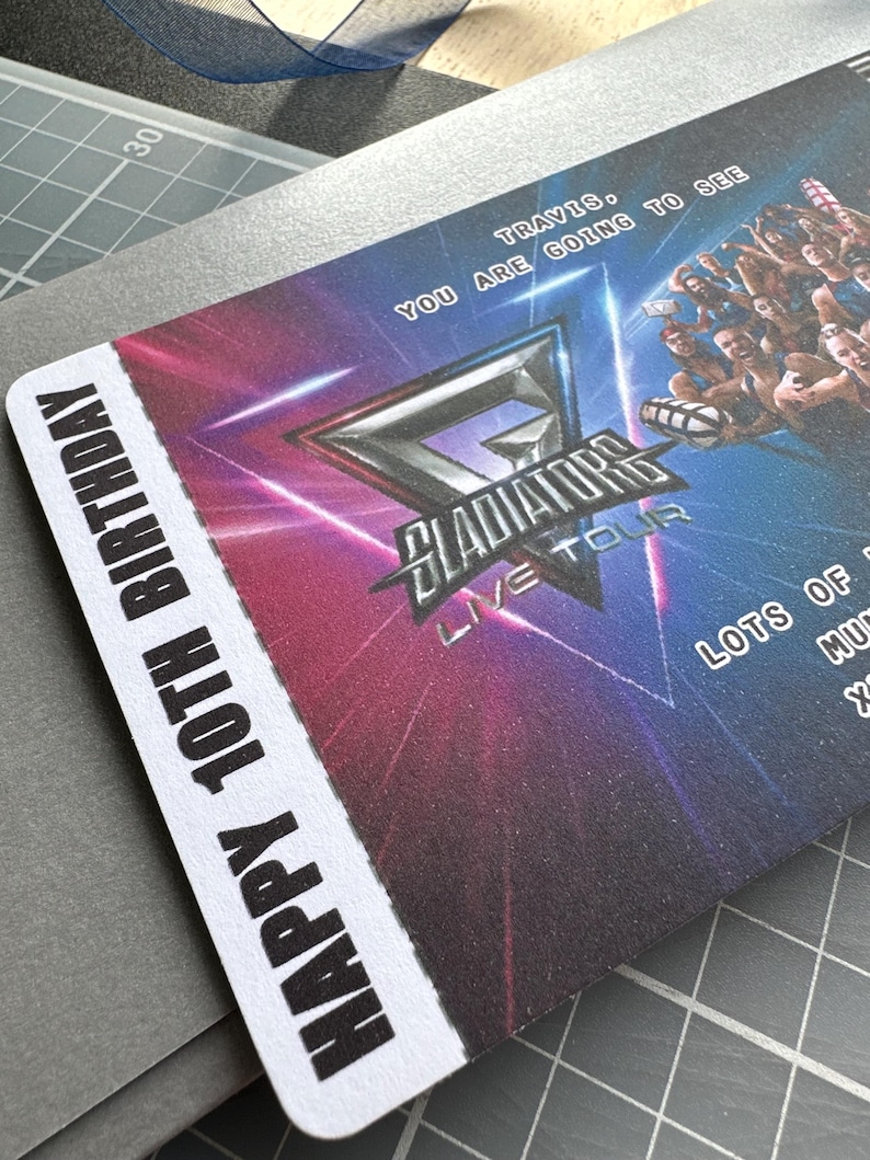 K&ouml;nnte beinhalten: Ein Geburtstagsticket mit einem Farbverlauf aus Blau, Lila und Rot. Auf dem Ticket steht "HAPPY 10TH BIRTHDAY" und "TRAVIS, YOU ARE GOING TO SEE GLADIATORS LIVE TOUR". Das Gladiators-Logo ist deutlich zu sehen.