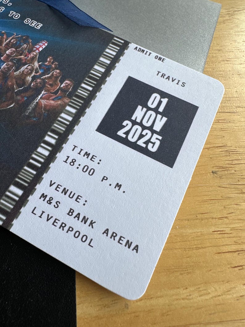 K&ouml;nnte beinhalten: Ein Konzertticket f&uuml;r Travis, datiert auf den 01. November 2025 um 18:00 Uhr in der M&S Bank Arena, Liverpool. Das wei&szlig;e Ticket hat schwarzen Text und einen Barcode. Im Hintergrund ist eine Menschenmenge zu sehen.