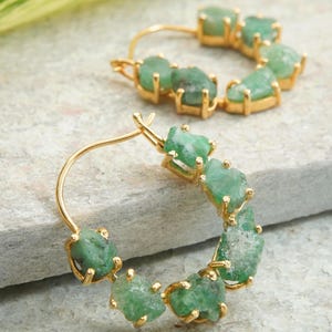Brincos de esmeralda natural bruta - Argolas de esmeralda em prata esterlina com acabamento dourado - Joias de esmeralda exclusivas para ela