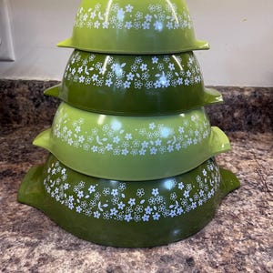 Vintage Pyrex Spring Blossom Green Crazy Daisy Cinderella Nesting Bowl Set 441-444