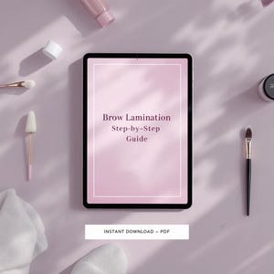 Puede incluir: Una tableta digital muestra "Brow Lamination Step-by-Step Guide" sobre un fondo rosa. Alrededor de la tableta hay brochas de maquillaje, un recipiente cosmético y un tubo de producto. El texto "INSTANT DOWNLOAD - PDF" está debajo.