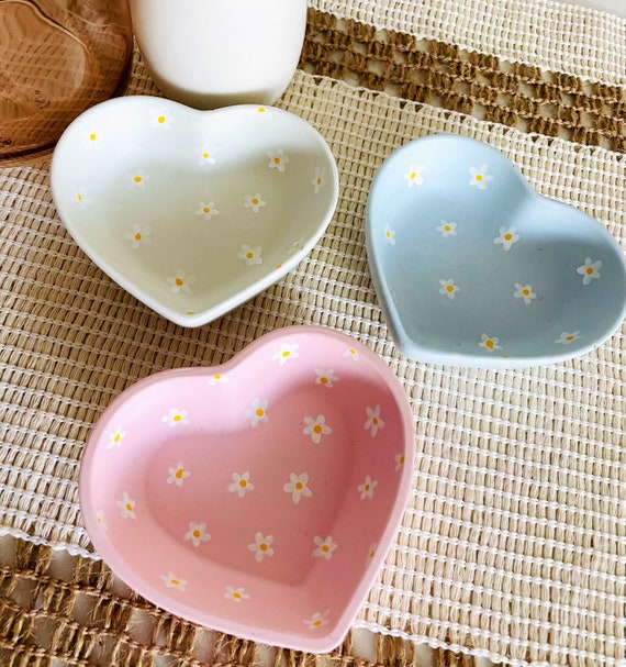 Amazon.com: LYEOBOH Ceramic Ring Dish Cute Jewelry Dish, Heart-Shaped Trinket  Dish, Decorative Key Tray for Entryway, Birthday, Mother's Day, Christmas  Gift for Women, Home Decor, Black, 4.5 Inch : Clothing, Shoes &