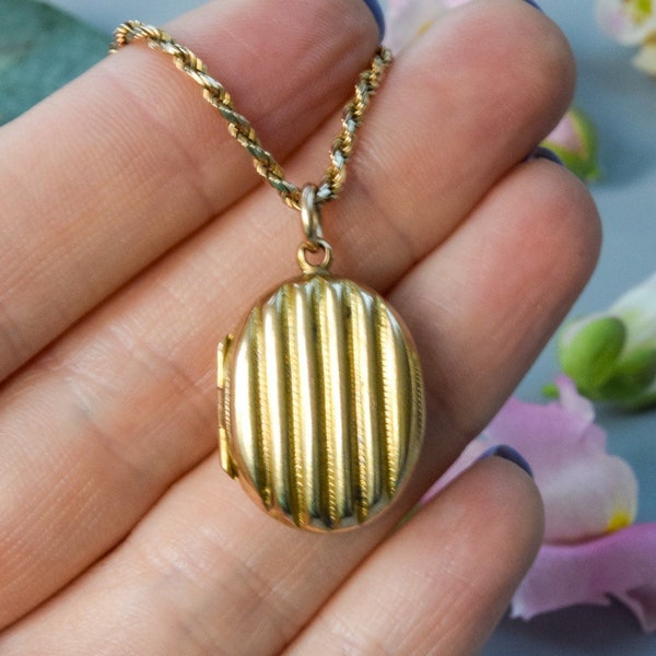 Antique Victorian ribbed oval gold locket 9 carat gold