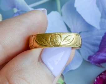Vintage foliate blossom engraved wedding band ring 22 carat gold size M