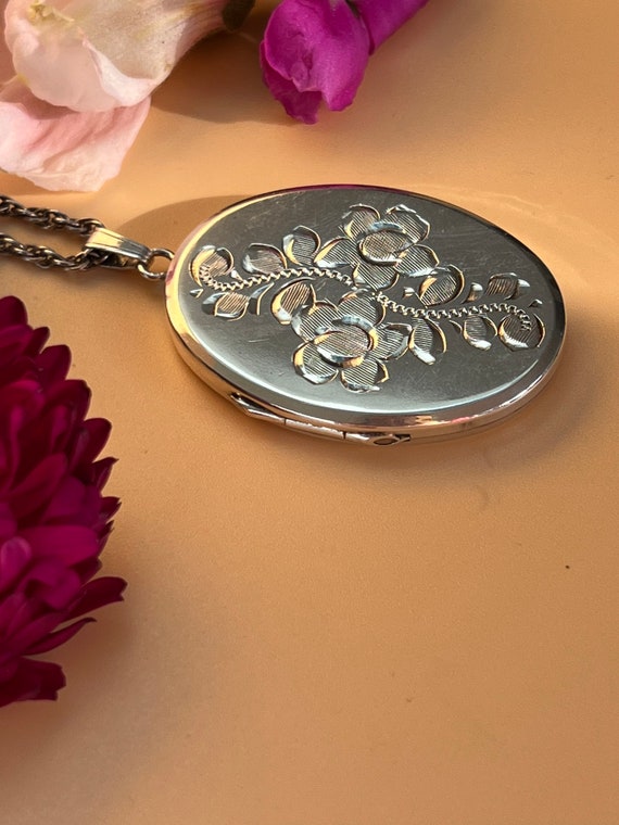 Antque Slver Flower Ornate Oval Locket Style Charm Pendant - Measures
