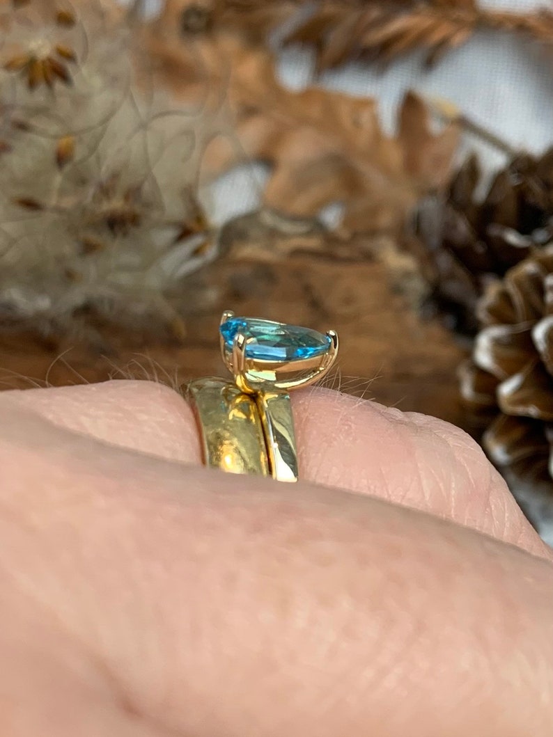 Vintage solitaire blue topaz 9 carat gold ring