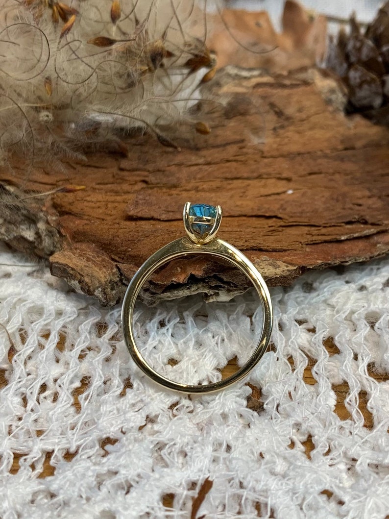 Vintage solitaire blue topaz 9 carat gold ring