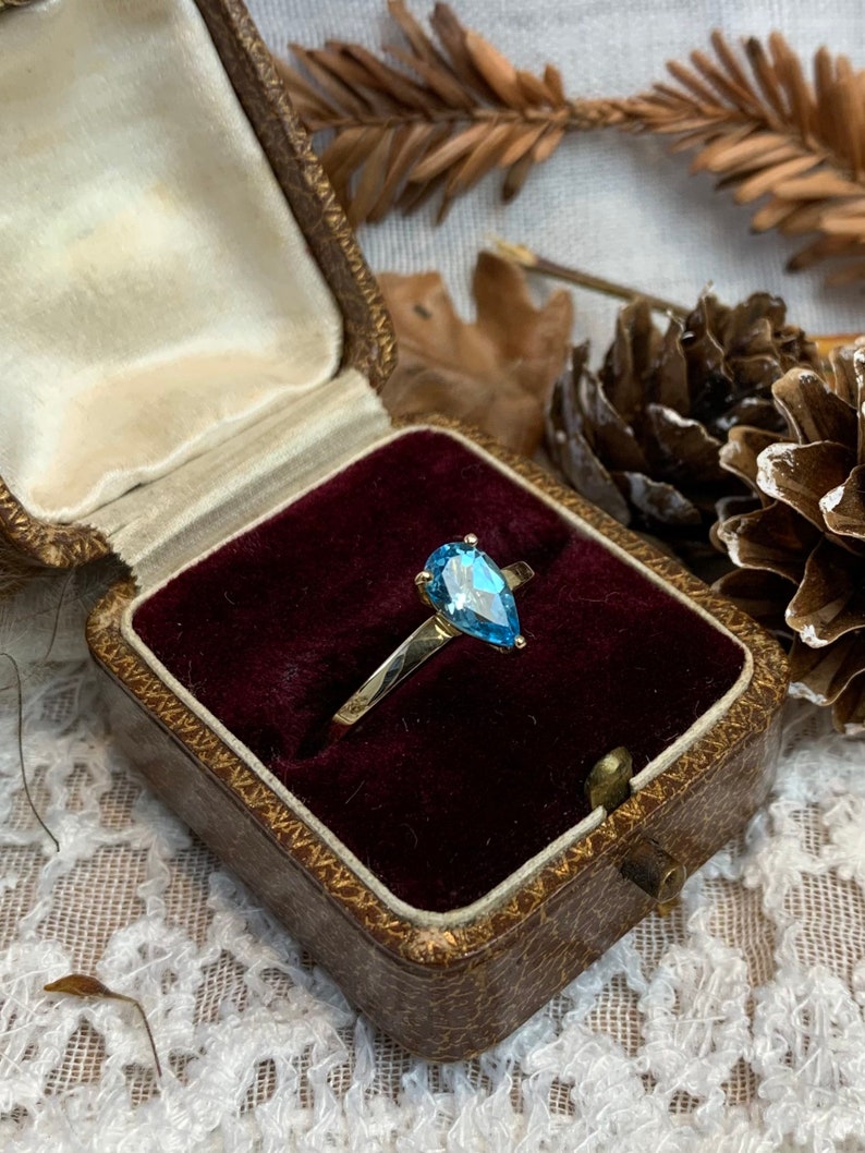 Vintage solitaire blue topaz 9 carat gold ring
