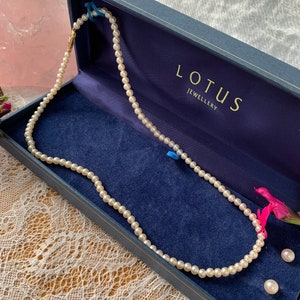 Collana vintage con perle finte di loto da 3 mm e orecchini a bottone, scatola originale placcata in oro 22 carati