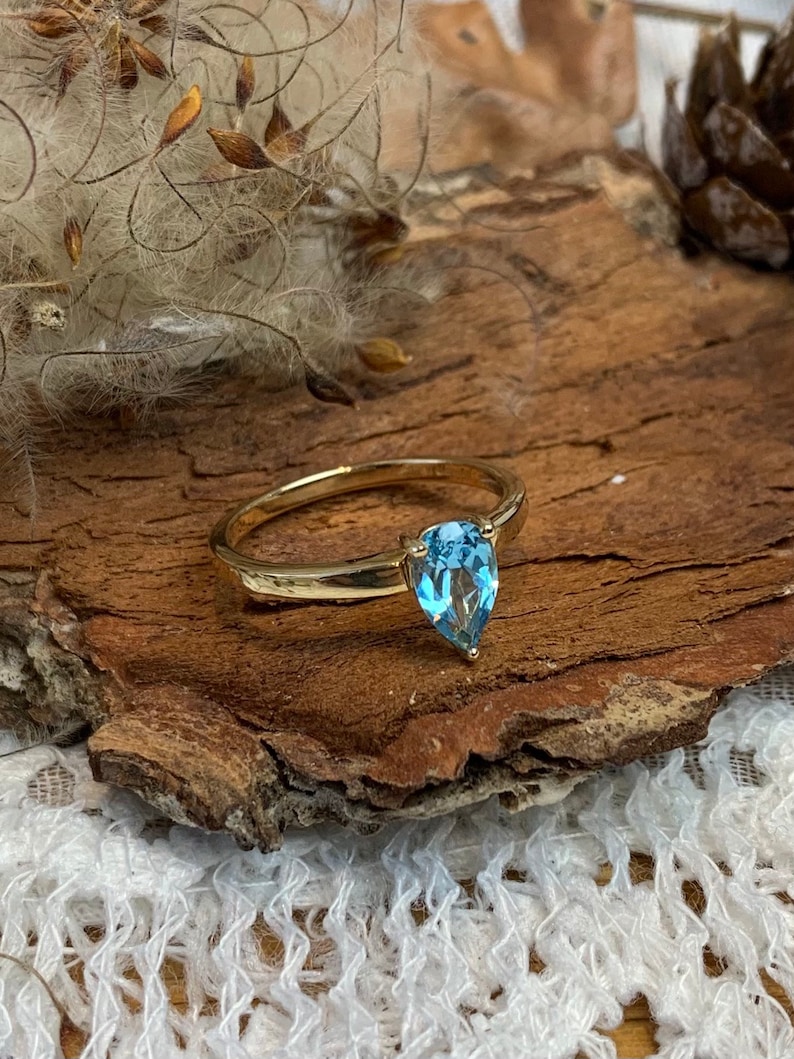 Vintage solitaire blue topaz 9 carat gold ring