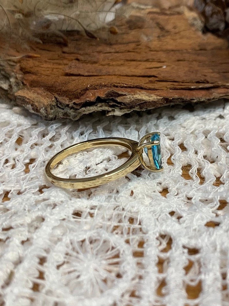 Vintage solitaire blue topaz 9 carat gold ring