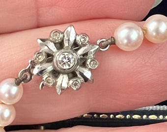 colar vintage de pérolas graduadas com fecho de diamante em ouro branco de 14 quilates