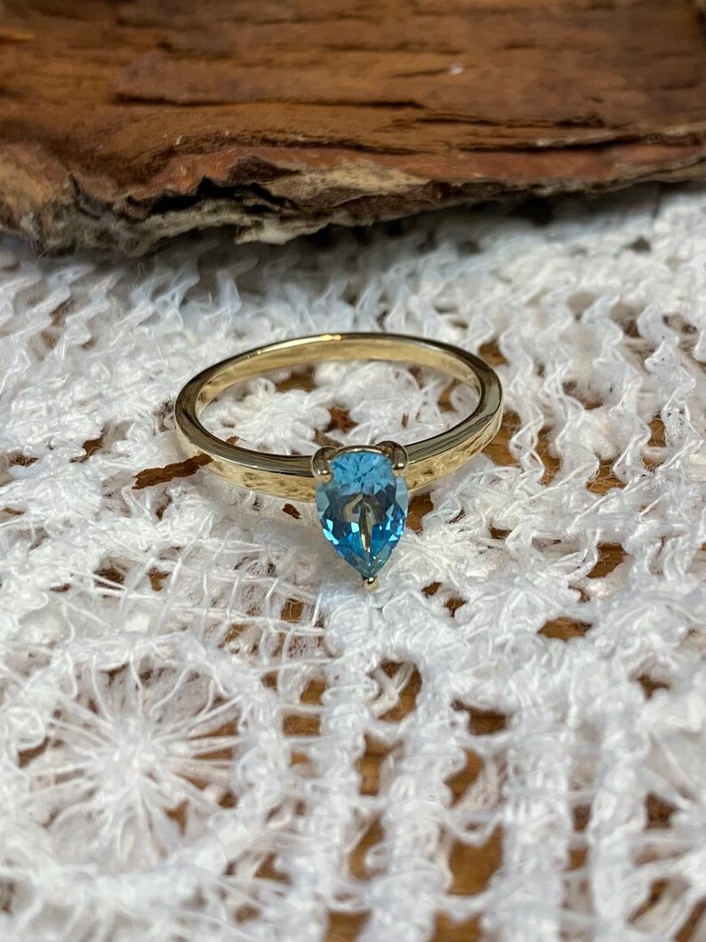 Vintage solitaire blue topaz 9 carat gold ring