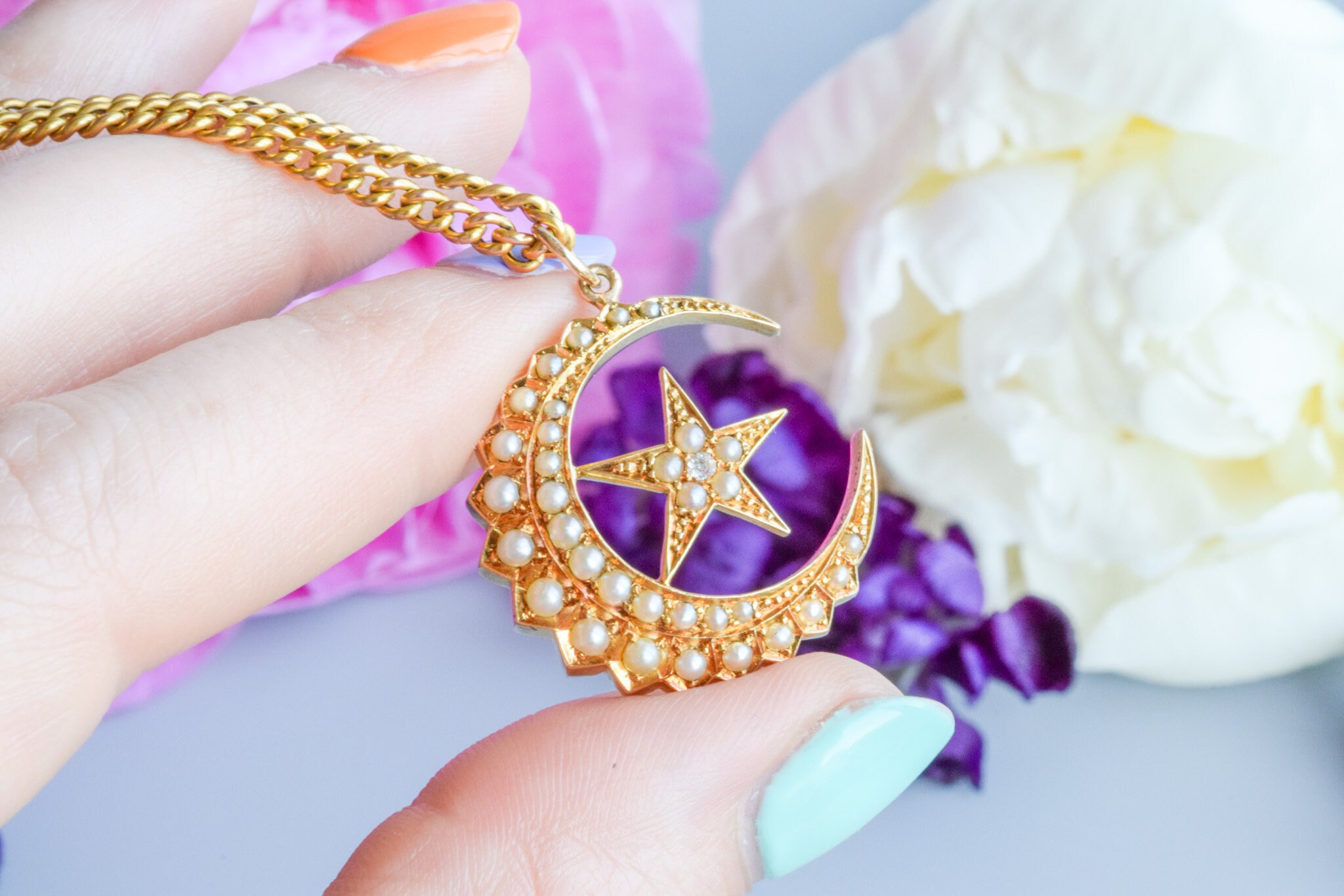 Colgante victoriano antiguo de oro de 18 quilates con perla, diamante, luna creciente y estrella.