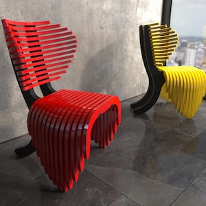 Puede incluir: Dos sillas modernas con un diseño único. Una silla es roja, la otra amarilla. Ambas tienen marcos negros y están construidas con listones de madera en capas. Las sillas están en una habitación con vistas a la ciudad.