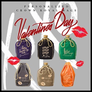 Puede incluir: Una variedad de bolsas Crown Royal personalizadas en varios colores, como morado, negro y verde, con cierres dorados con cordón. Cada bolsa presenta texto y diseños personalizados, como corazones y las palabras "Love You". La imagen tiene temática de San Valentín.