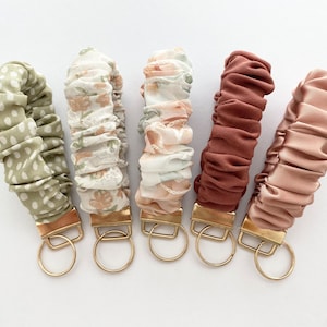 Llavero con coletero, llavero de tela, llavero con llavero, llavero con coletero, llavero con coletero floral, bonitos llaveros con coletero