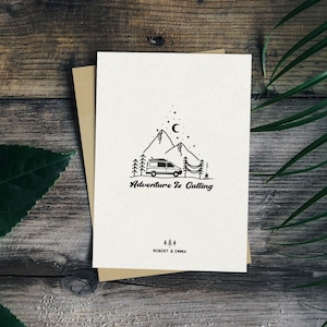Biglietto di auguri personalizzato Avventura in camper Biglietto di auguri a tema viaggio Vanlife Road Trip Adventure Is Calling Wanderlust Card