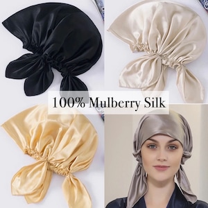 Puede incluir: Cuatro gorros para dormir de seda en diferentes colores: negro, beige, marrón claro y gris. Los gorros están hechos de seda de morera 100% y tienen una banda elástica fruncida en la parte posterior. Los gorros están atados con un lazo en la parte delantera. El texto "100% Mulberry Silk" está impreso en la imagen.