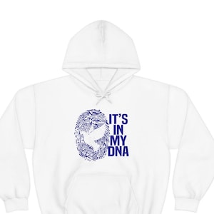 Op de afbeelding: Witte hoodie met een blauw vingerafdruk ontwerp en de tekst "IT'S IN MY DNA".