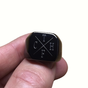 Anillo de sello con grabado para hombre, anillo negro con declaración para hombre, anillo familiar personalizable, regalo vintage personalizable, anillo con grabado para amigo