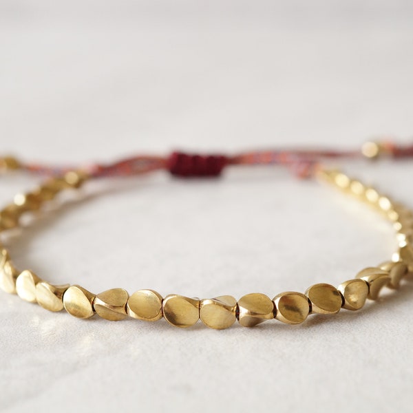 Goldenes Makramee Armband Tibet Perlenarmband geflochten größenverstellbar Freundschaftsband Männerarmband Unisex Armband Makramee Armkette