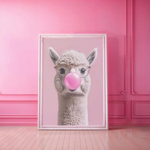 Moderne Alpaka Fine Art druckbare Kunst - Bubblegum Tier, digitale Wandkunst für Kinderzimmer, Kinderzimmer oder spielerische Dekoration, digitaler Download Poster
