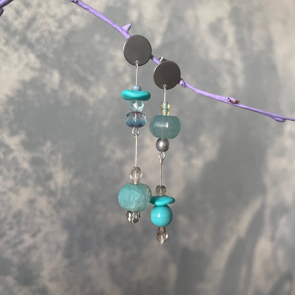 Türkis Blaue Achat Hängeohrringe | Upcycling Naturstein Schmuck | Hypoallergène Edelstahl Verschluss | Asymmetrische Ohrringe