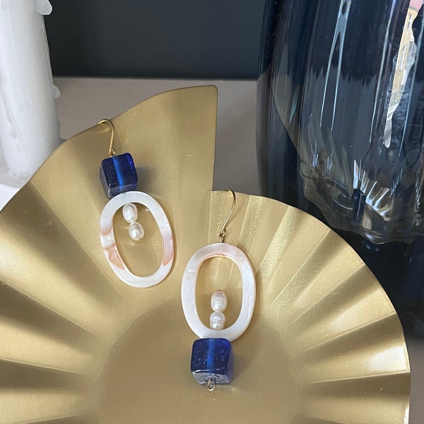 Perlmutter Perlen Ohrringe | Upcycling Glasschmuck vintage | Hypoallergène | Asymmetrischer Geometrischer Ohrschmuck