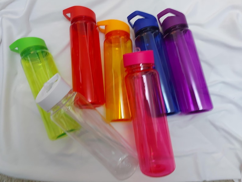 Puede incluir: Seis botellas de agua reutilizables de colores con tapas de diferentes colores. Las botellas son de pl&aacute;stico transparente y tienen una variedad de colores, incluyendo verde, naranja, rojo, rosa, azul y morado.