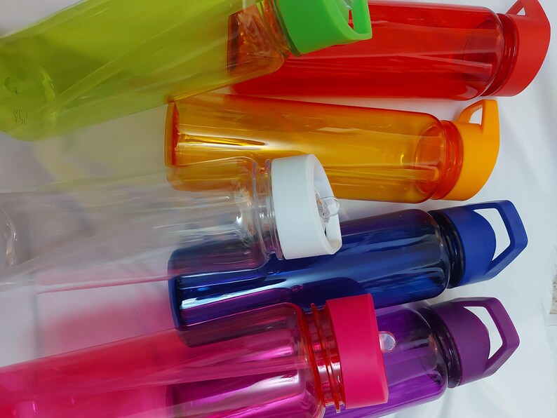 Puede incluir: Seis botellas de agua reutilizables en varios colores, incluyendo transparente, verde, naranja, azul y morado. Las botellas tienen tapas de diferentes colores y algunas tienen asas de transporte.