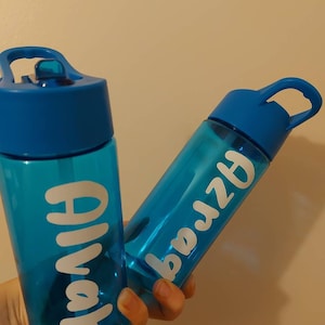 Personlig vattenflaska, 400 ml plastdryck i tritan med sugrör. Tillbaka till skolan, namnetikett, festpresenter bild 2