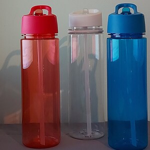 Puede incluir: Tres botellas de agua reutilizables con pajitas incorporadas. Las botellas son de pl&aacute;stico transparente y tienen tapas de diferentes colores: rojo, blanco y azul.