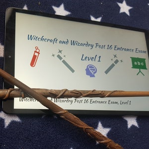 Pode incluir: Duas varinhas de madeira castanho com detalhes intrincados, deitadas sobre um tecido com padrão de estrelas azuis e brancas. Um ecrã de tablet mostra o texto "Witchcraft and Wizardry Post 16 Entrance Exam, Level 1" com ícones de um tubo de ensaio, uma varinha, um cérebro e um quadro negro.