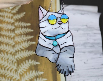 グレーのトラ猫のステンドグラスサンキャッチャー、花柄の窓飾り