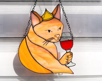 ワイングラスを持った猫のプリンセス、サンキャッチャー、ステンドグラスの窓、ガラスの壁飾り、猫アートギフト、猫好きの方へのカスタム猫ギフトのアイデア