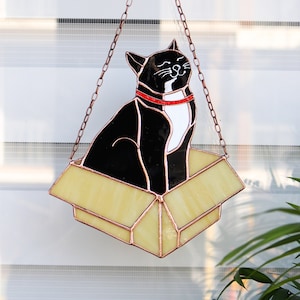 Kat in een kartonnen doos Suncatcher glas-in-loodraam hangins glazen muur decor kat kunst cadeau aangepaste kat cadeau-idee voor kattenliefhebber