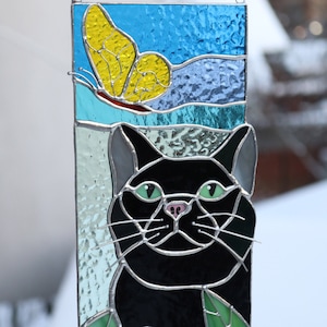 サンキャッチャー 蝶を見つめる黒猫 ステンドグラスの吊り下げ装飾 猫アートギフト 窓パネル ガラスの壁アート 猫好きの方へのギフト