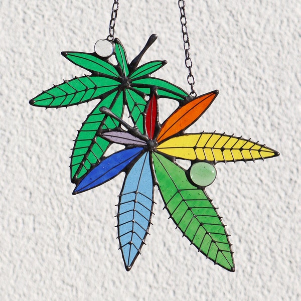 Suncatcher Cannabis Rainbow Leaves Vitrail Fenêtre Suspendue Décor Plant Art cadeau Panneau de fenêtre Pot Leaf décor Marijuanna Suncatcher