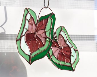 Può includere: Una sospensione in vetro colorato con due foglie rosa e verdi con accenti in rame. Le foglie sono collegate da un filo di rame.