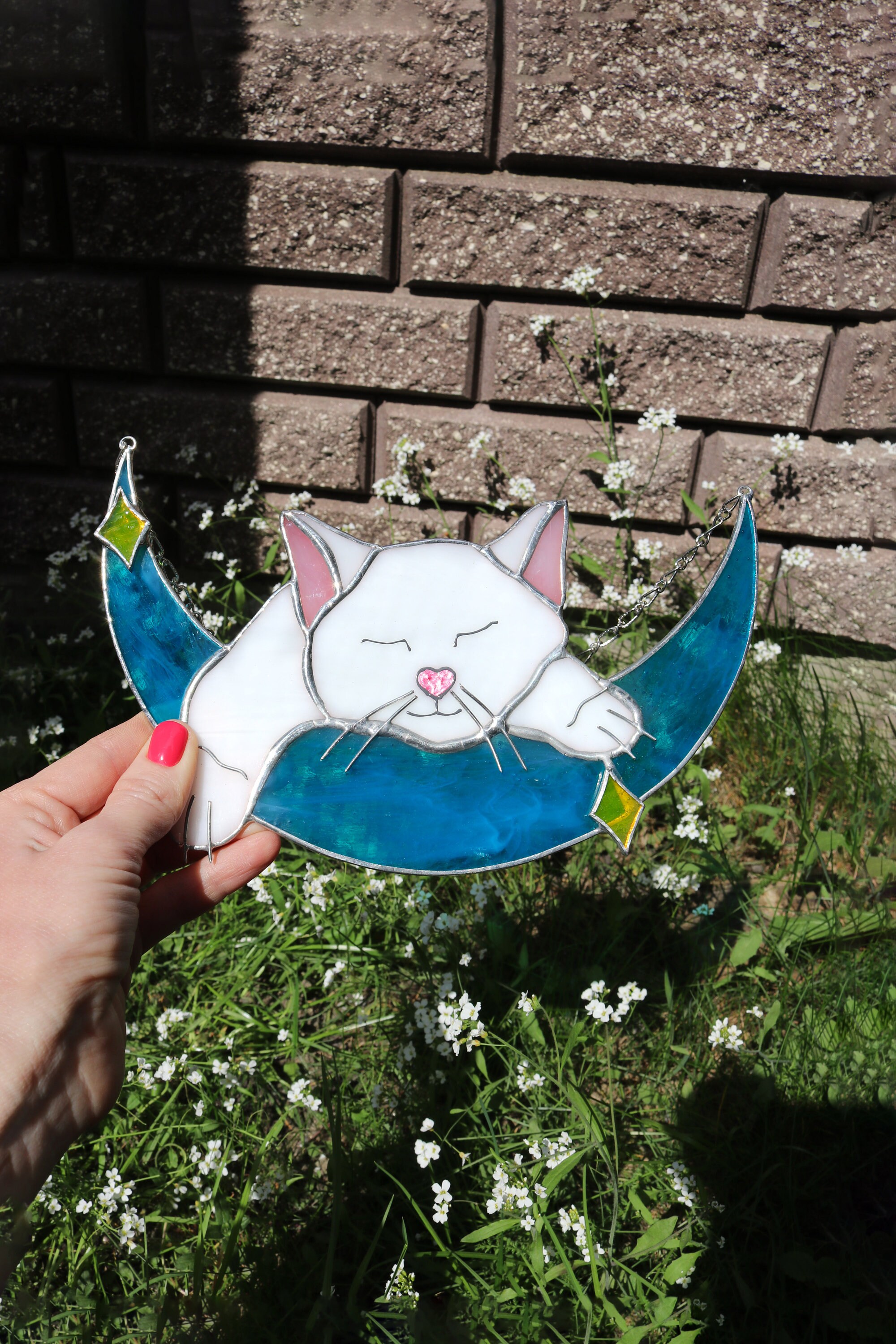 Buntglas-Sonnenfänger Katze Mit Mond & Wolke – Hängende Fensterdekoration, Ca. 14 Cm, Schwarzer Metallrahmen