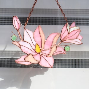 Atrapasueños de vidrio con diseño de flor rosa magnolia, regalo de primavera, decoración del hogar, adornos para ventanas, arte de pared de vidrio, atrapasol de flores, regalo para el Día de la Madre