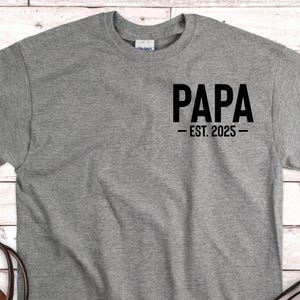 Papa Est 2025 Shirt, New Papa Shirt, Papa Reveal Gift, Baby Reveal to Papa, Fathers Day Shirt, Gifts for Papa, Personalized Papa Gift, Papa