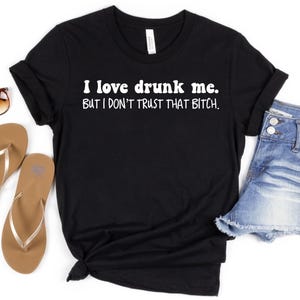 Maglietta "I Love Drunk Me But I Don't Trust That Bitch", Maglietta divertente per bere, Maglietta per feste, Maglietta per serate tra ragazze, Magliette divertenti, Maglietta per bere di giorno