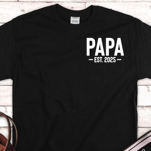 Papa Est 2025 Shirt, New Papa Shirt, Papa Reveal Gift, Baby Reveal to Papa, Fathers Day Shirt, Gifts for Papa, Personalized Papa Gift, Papa