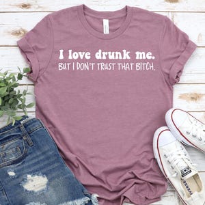 Maglietta "I Love Drunk Me But I Don't Trust That Bitch", Maglietta divertente per bere, Maglietta per feste, Maglietta per serate tra ragazze, Magliette divertenti, Maglietta per bere di giorno